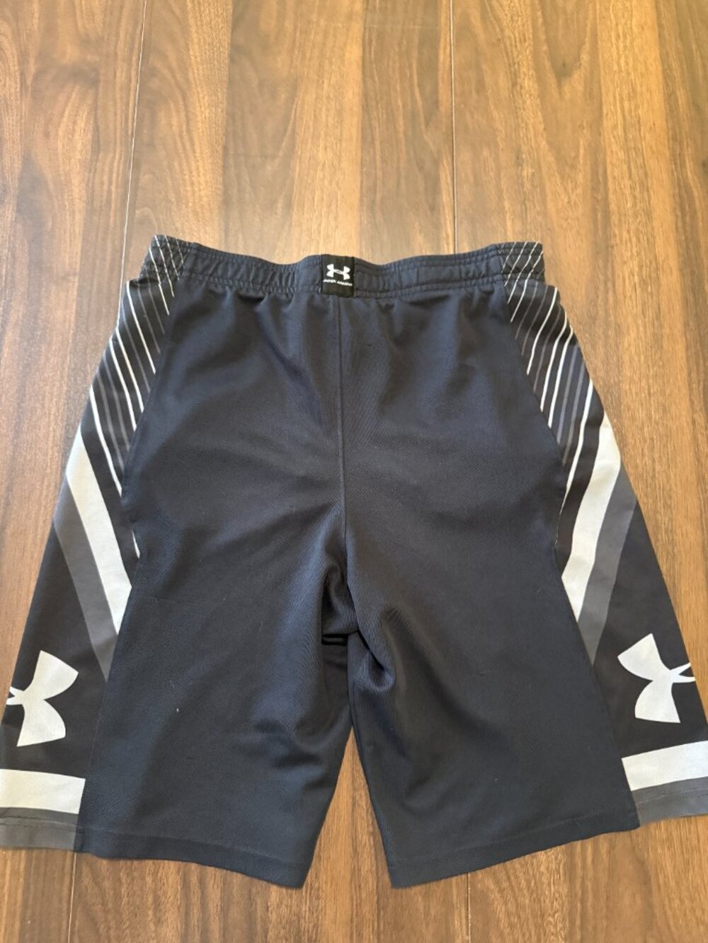 Under Armour boy's basketball shorts YLG - Picture 2 of 9